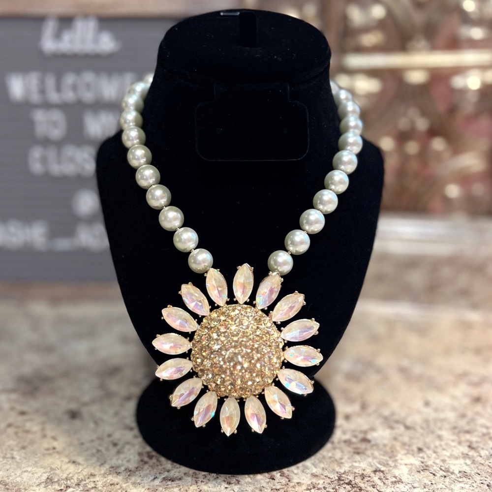 BETSEY JOHNSON RARE Large WHITE Petals Daisy & Pearls Necklace w/Earrings NWT - Picture 2 of 16